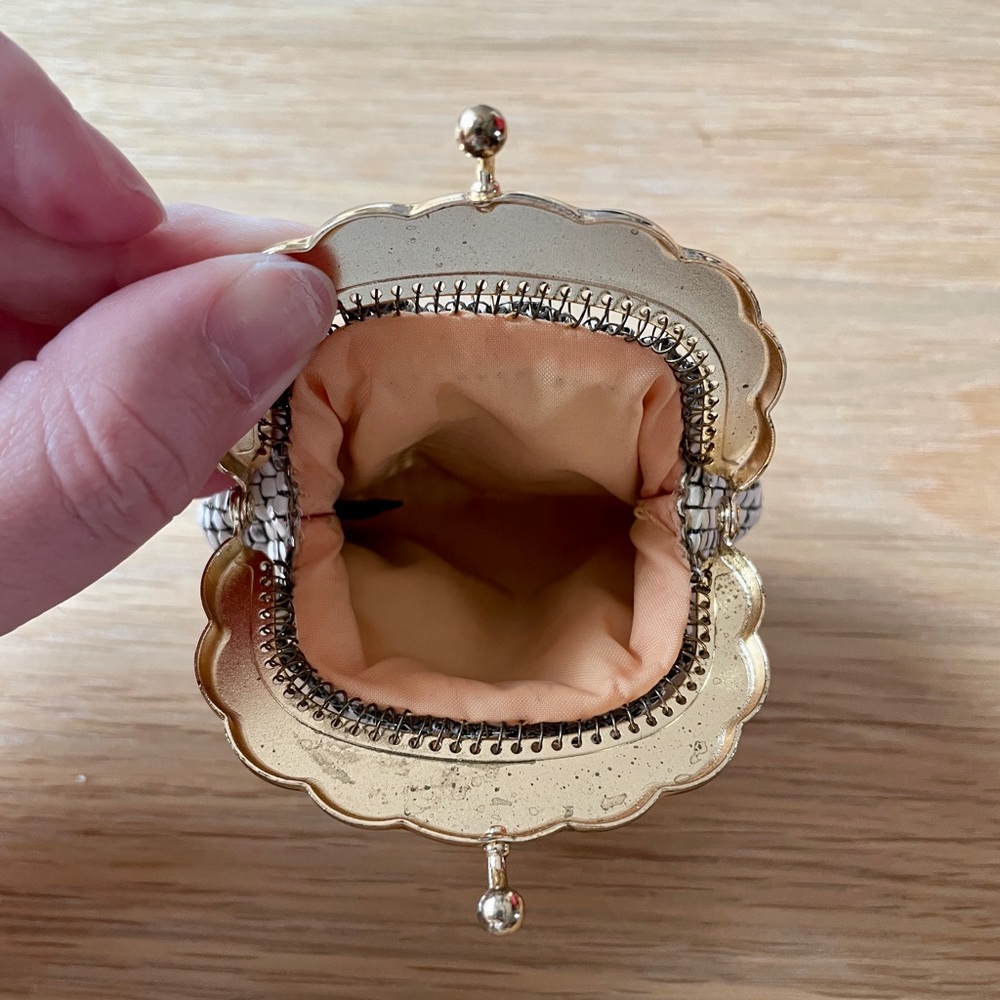 Glomesh White Coin Purse - Picture 2 of 3